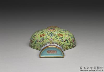 图片[2]-Hanging vase of flowers and “double joy” auspicious decoration in fencai painted enamels on a green ground, Qing dynasty, Jiaqing reign (1796-1820)-China Archive